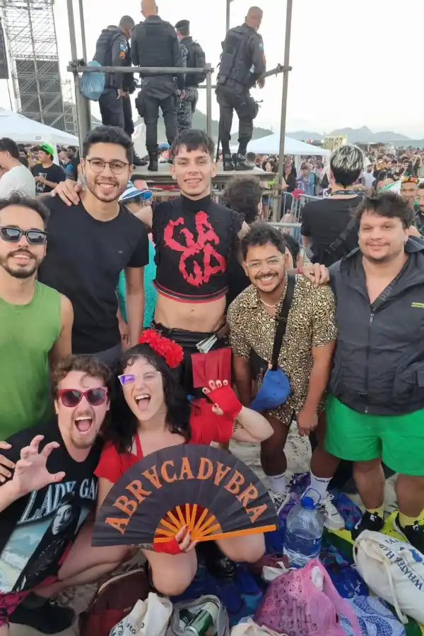EXPERIENCIA COMPARTIDA. Cristian y sus amigos vivieron una jornada inolvidable entre música, playa y emoción en el show más grande de la artista.