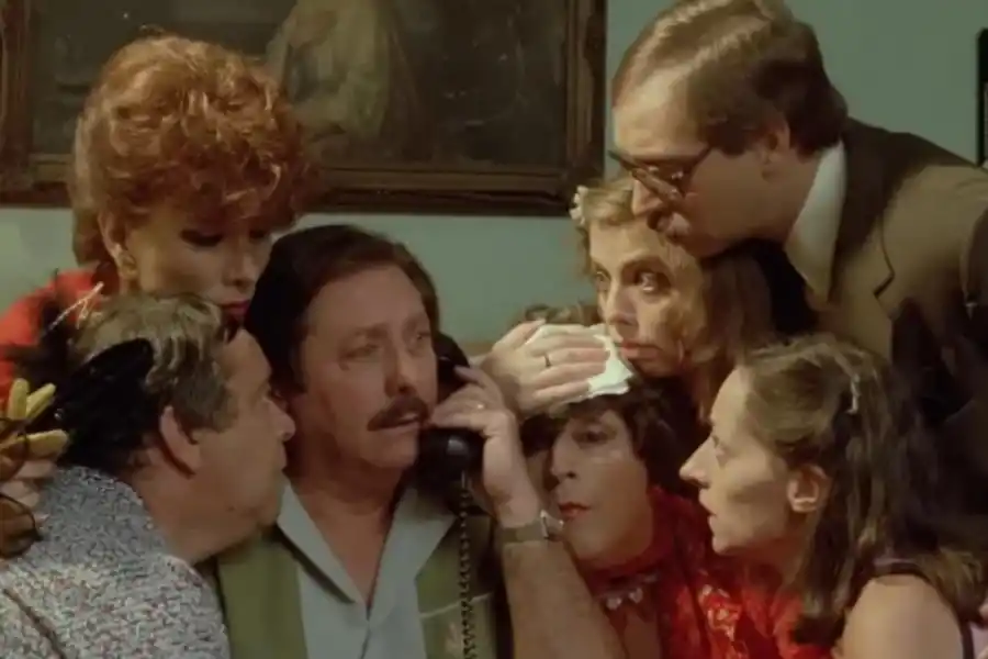 FALSA ALARMA. Le informan a Sergio (Tenuta) que se murió una anciana.