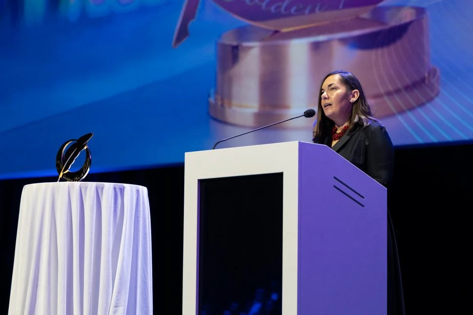 EL SILENCIO NO ES UNA OPCIÓN. La periodista ucraniana Oksana Brovko habla ante editores de todo el mundo en el congreso de la WAN.