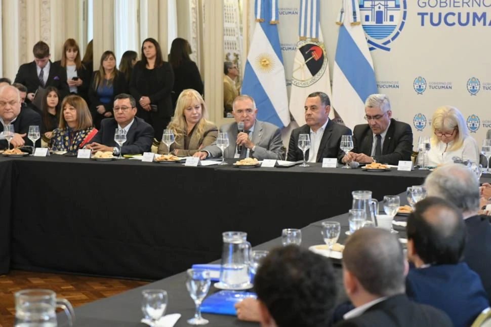 EQUIPOS COMPLETOS. Jaldo y Chahla encabezaron una reunión inédita con medio centenar de funcionarios para trabajar juntos, de modo eficiente.