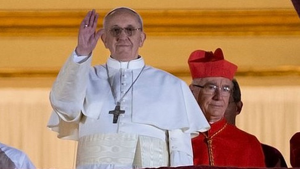 SENCILLEZ. En su primera aparición Francisco eligió verse sencillo. vaticannews.es