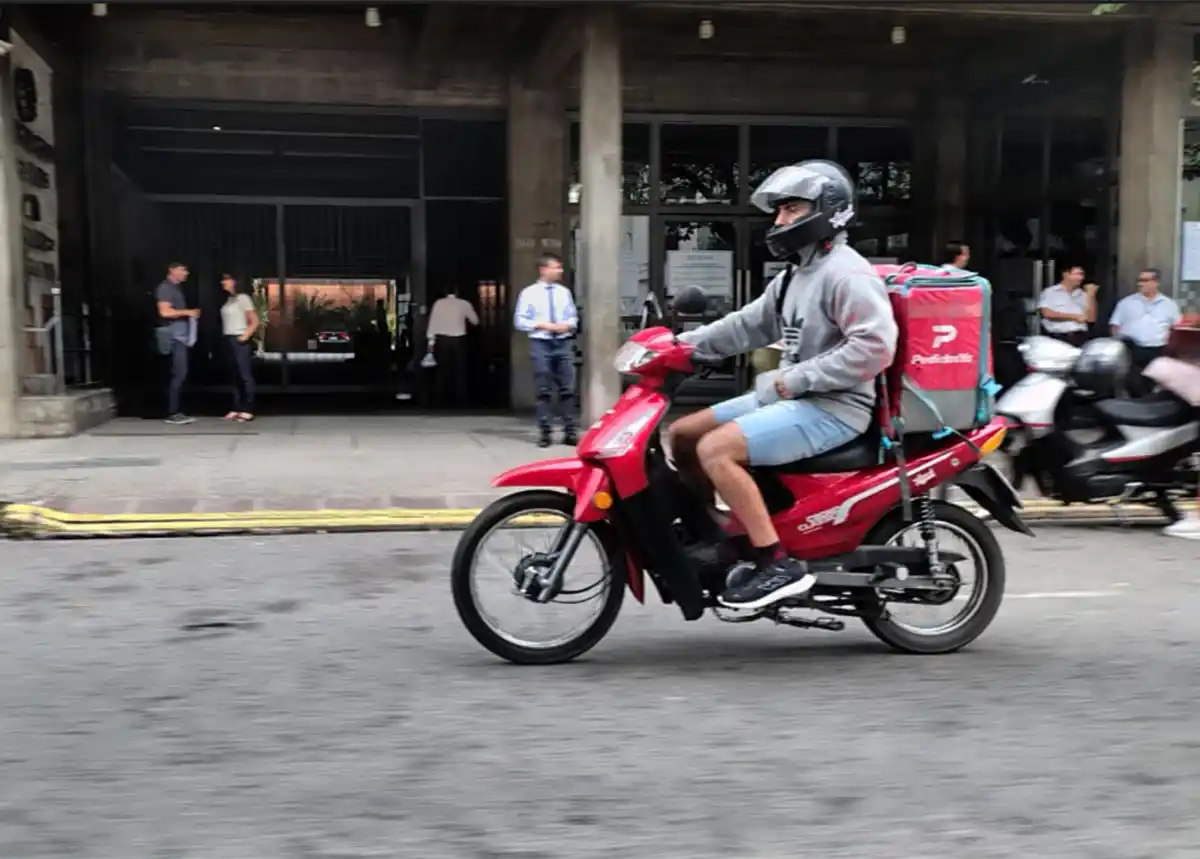 EXPUESTOS. Los cadetes aseguran que se arriesgan cada día a sufrir accidentes o robos mientras trabajan.