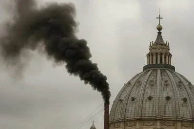 Primera fumata negra en el Vaticano: la votación termina sin consenso para elegir papa