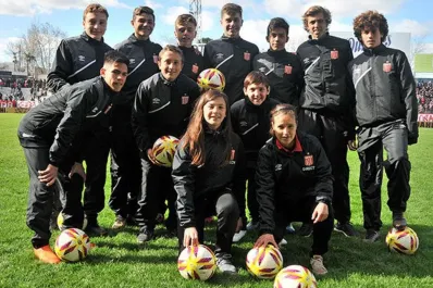 La insólita decisión de la Dirección Nacional de Arbitraje: le prohíbe a los alcanzapelotas festejar los goles