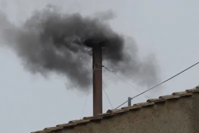 Video: el momento exacto en que el Vaticano anunció con humo negro que no hay nuevo papa
