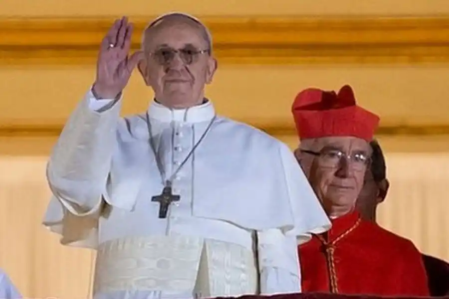 SENCILLEZ. En su primera aparición Francisco eligió verse sencillo. vaticannews.es