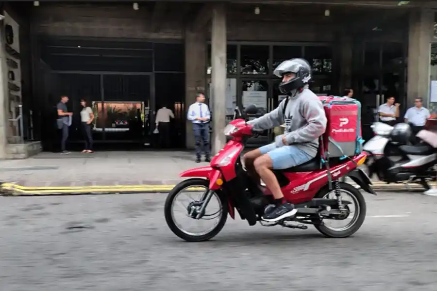 EXPUESTOS. Los cadetes aseguran que se arriesgan cada día a sufrir accidentes o robos mientras trabajan.