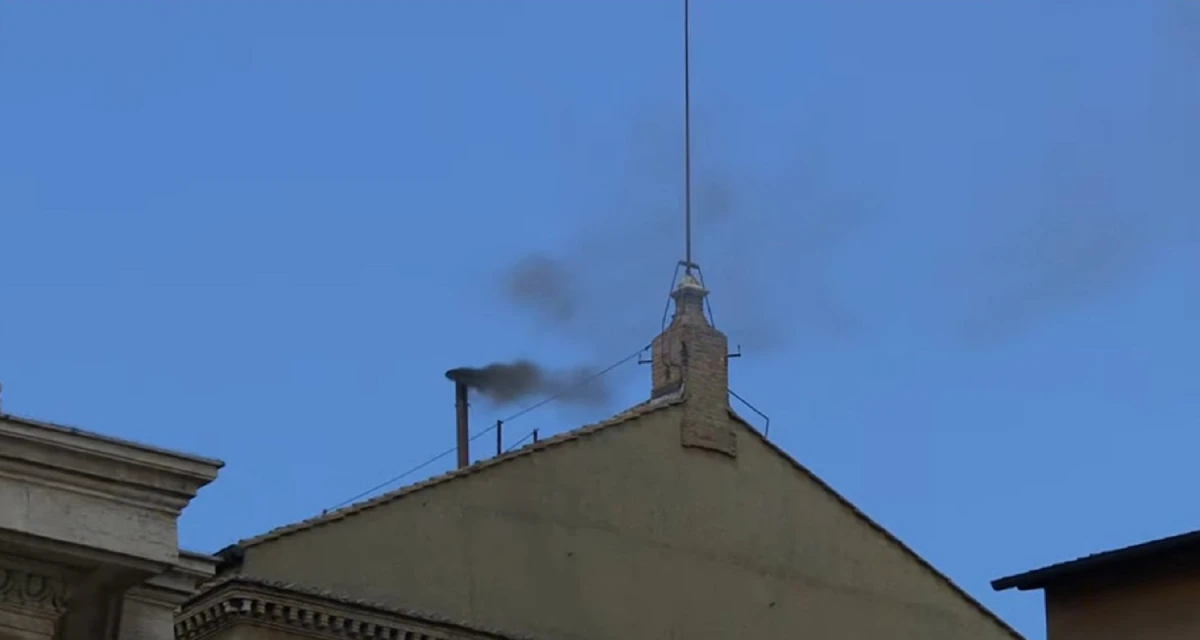 Fumata negra en el cónclave: no se escogió a un nuevo papa en la mañana del jueves