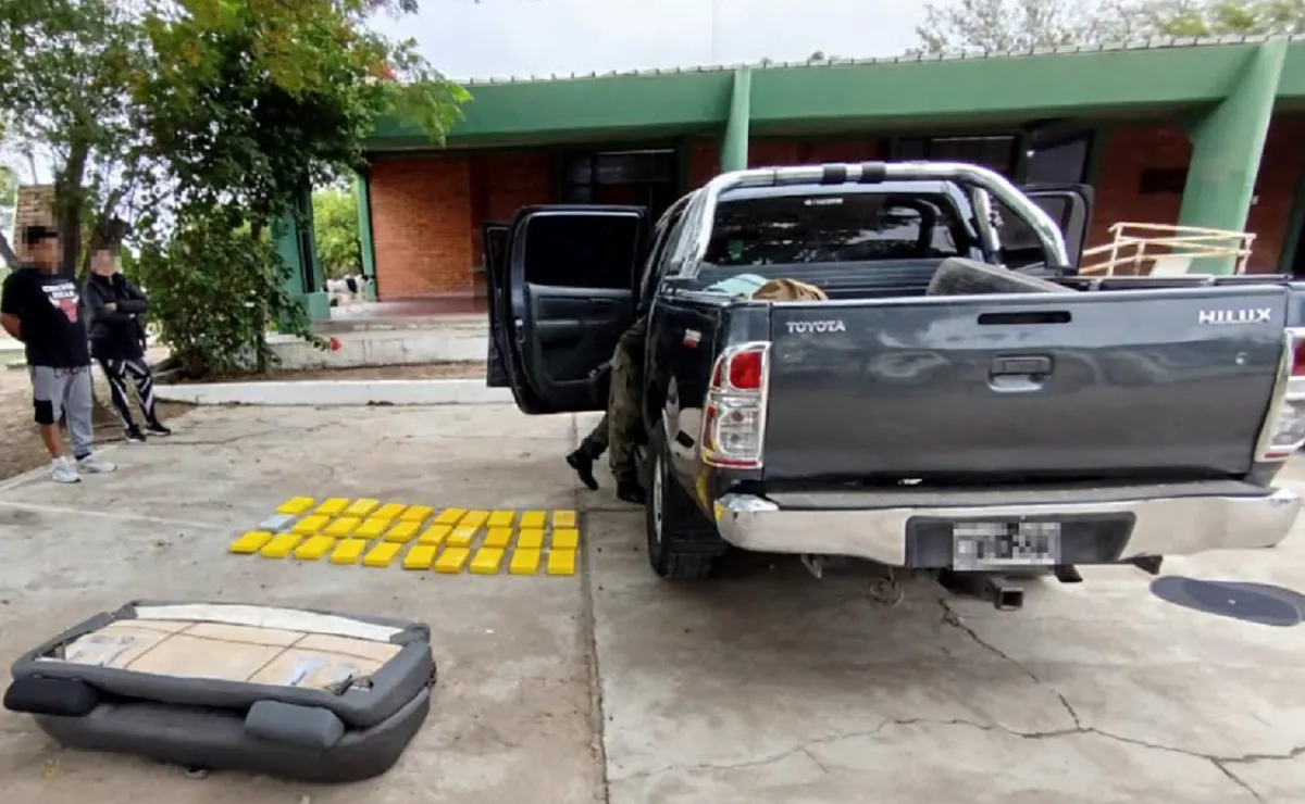 Quitan los asientos traseros de una camioneta y descubren un doble fondo en el piso con 31 kilos de cocaína