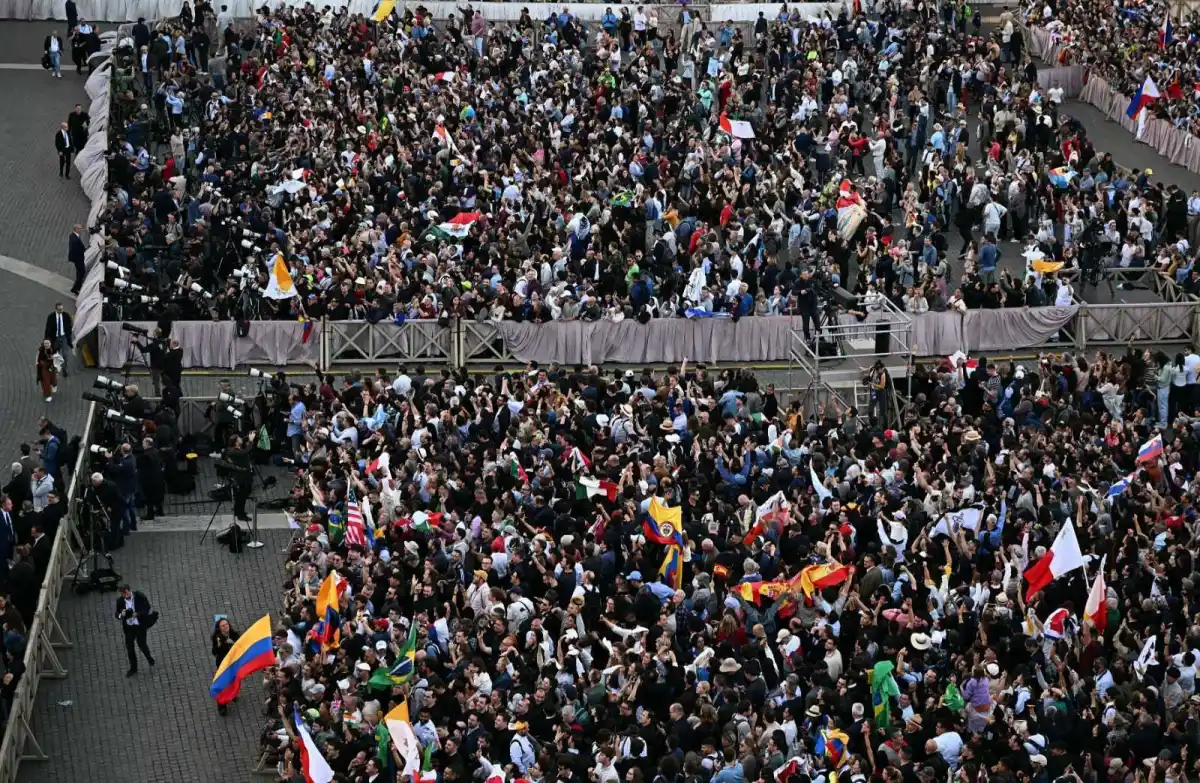 Festejos en el Vaticano por la fumata blanca. AFP