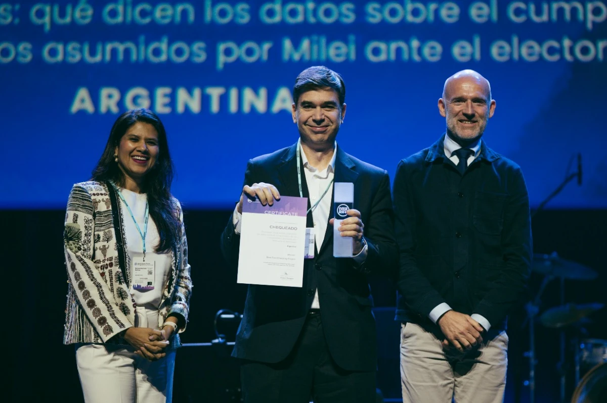 Daniel Dessein, representante argentino en la junta asesora de Wan-Ifra, recibió el premio en nombre de la organización que dirige el periodista Franco Piccato.