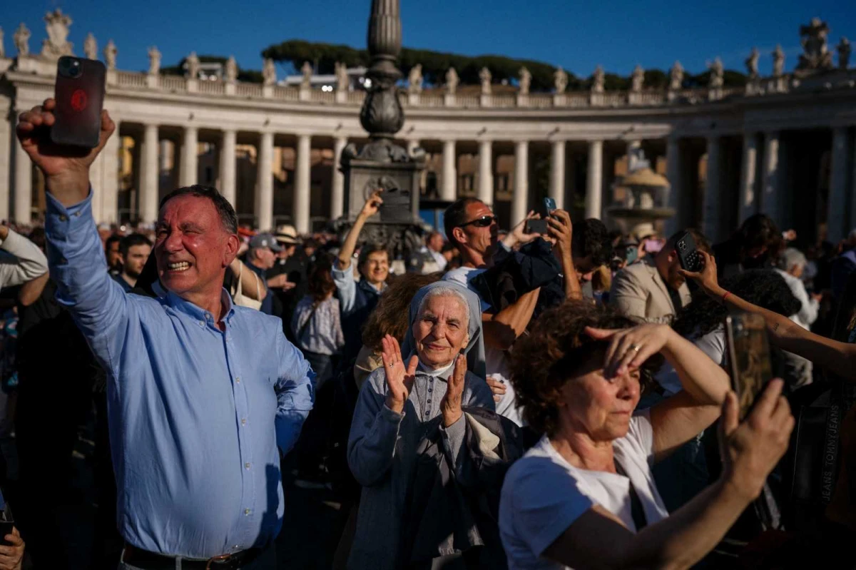 Festejos en el Vaticano por la fumata blanca. AFP