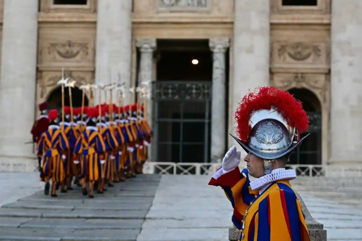 Festejos en el Vaticano por la fumata blanca. AFP