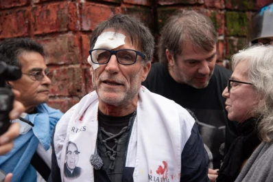 La Policía golpeó a un cura villero en la marcha de jubilados