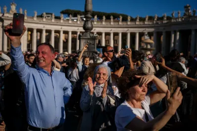 Galería de imágenes: así celebraron los fieles la señal de fumata blanca en el Vaticano
