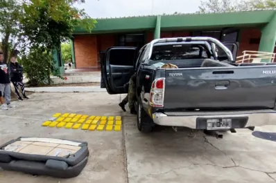 Quitan los asientos traseros de una camioneta y descubren un doble fondo en el piso con 31 kilos de cocaína