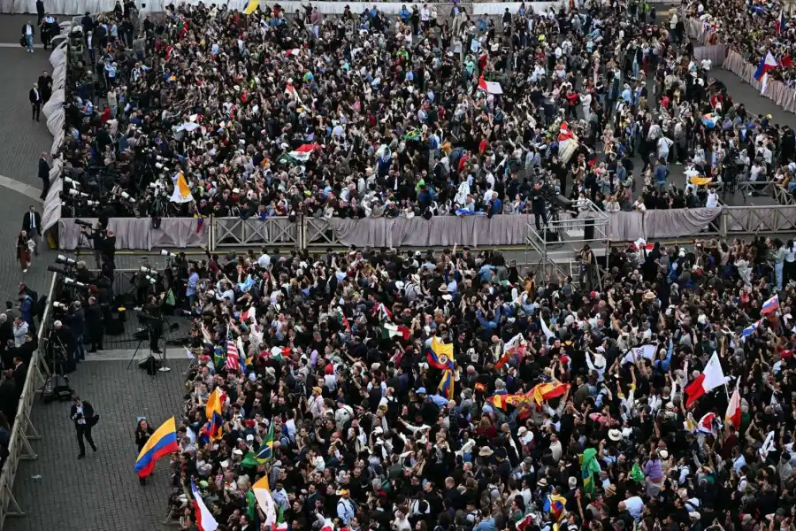 Festejos en el Vaticano por la fumata blanca. AFP