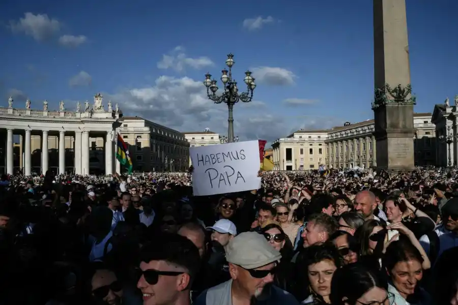 Festejos en el Vaticano por la fumata blanca. AFP