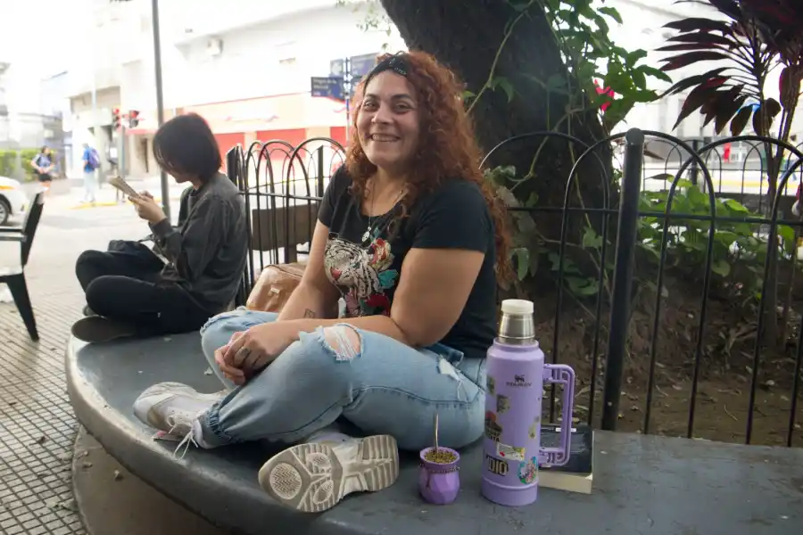 SENTIMIENTOS FUERTES. Verónica es catequista y el anuncio la encontró en la calle, pero no evitó que la emoción la invadiera. LA GACETA/ Foto de Diego Aráoz.