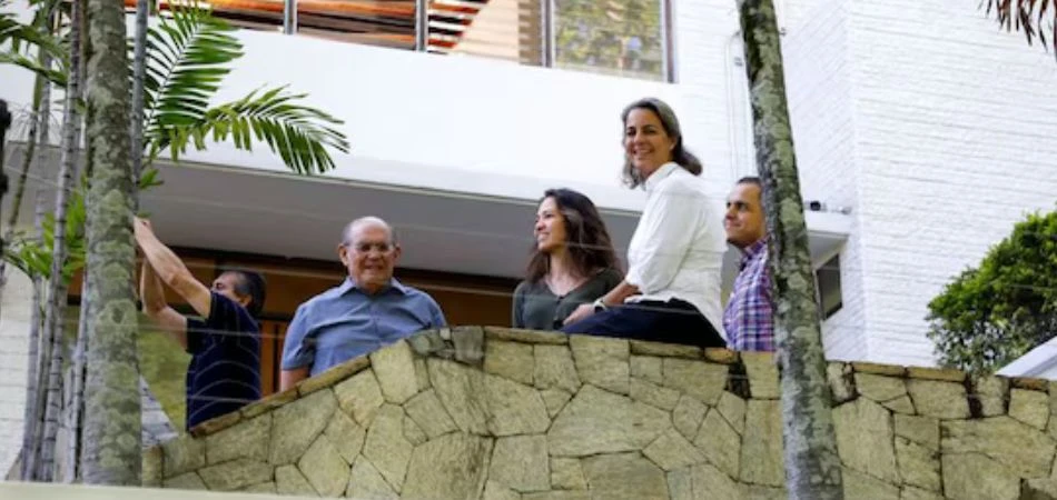 411 DÍAS. Magalli Meda, Claudia Macero, Omar González, Pedro Urruchurtu y Humberto Villalobos estaban en la sede argentina desde marzo de 2024.