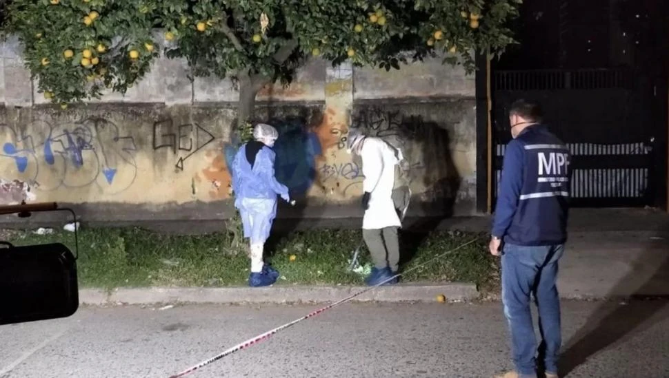 LA ESCENA DEL CRIMEN. Los peritos buscan evidencias en el lugar donde fue herido mortalmente Esteban Brito Chía, en mayo de 2021.