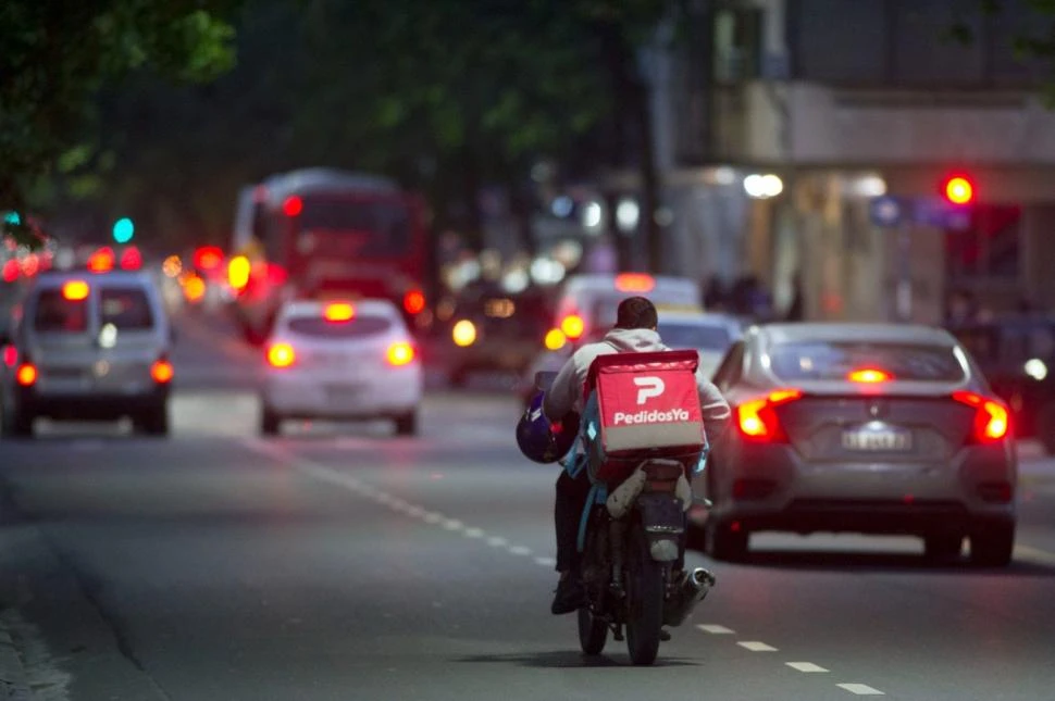 SIN CASCO. Por las calles y avenidas tucumanas es común ver a los cadetes de motos sin las medidas de protección necesarias y obligatorias. la gaceta / fotos de diego aráoz