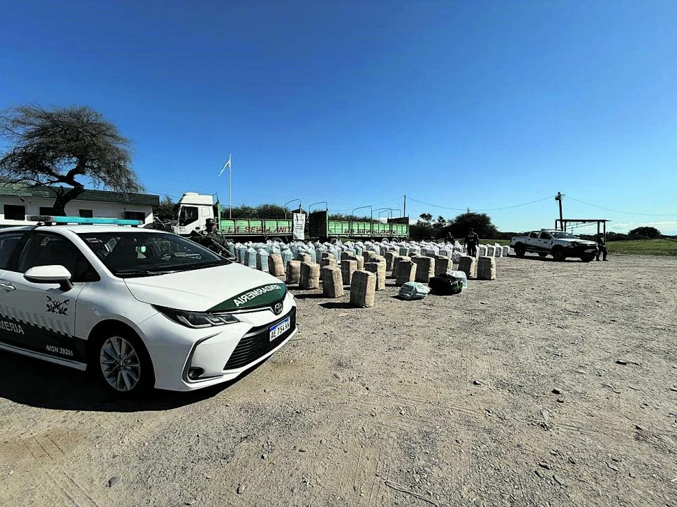 Millonario secuestro de hojas de coca y cigarrillos