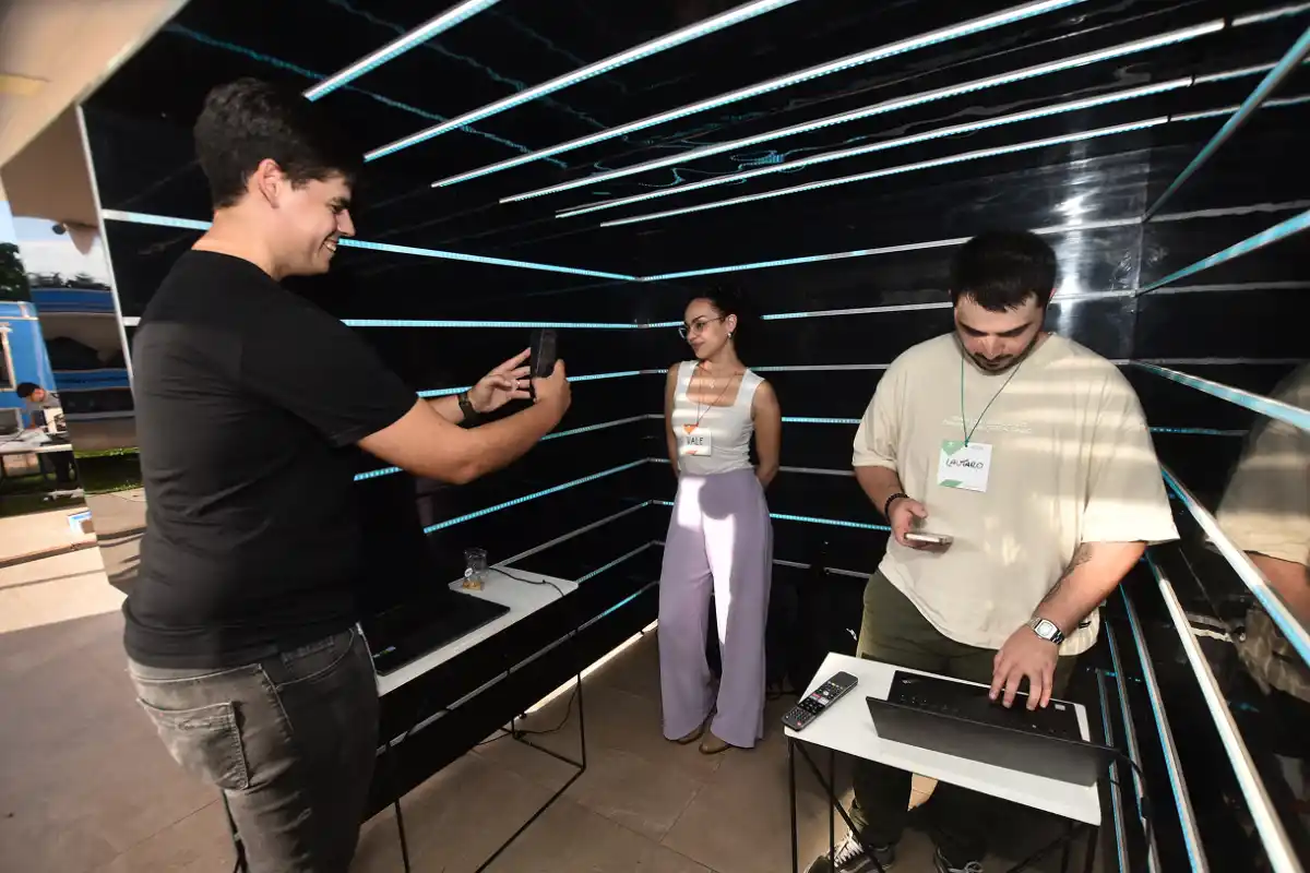 DE STANNUM. Con IA crearon muñequitos de quienes se acercaban. / OSVALDO RIPOLL, LA GACETA