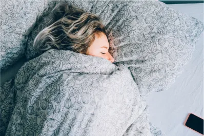 ¿Se puede aprender mientras dormimos? Lo que dice la ciencia sobre el sueño y la memoria