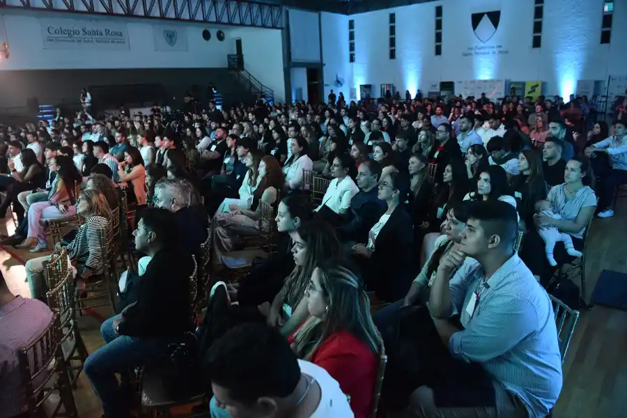 A SALA LLENA. Todos los presentes escucharon atentos las palabras de Luis e Ivana. / OSVALDO RIPOLL, LA GACETA