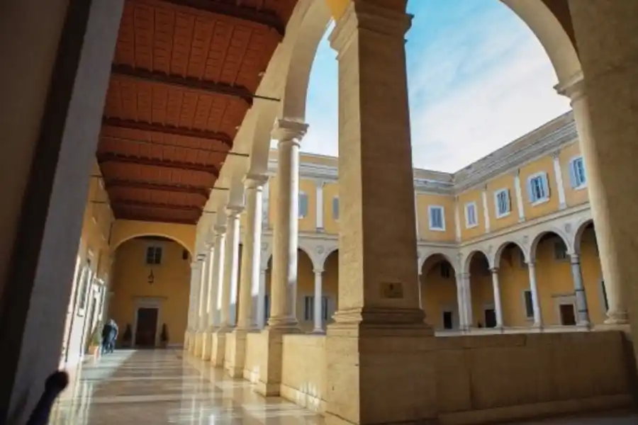 ¿Dónde pasó su primera noche el nuevo papa León XIV?