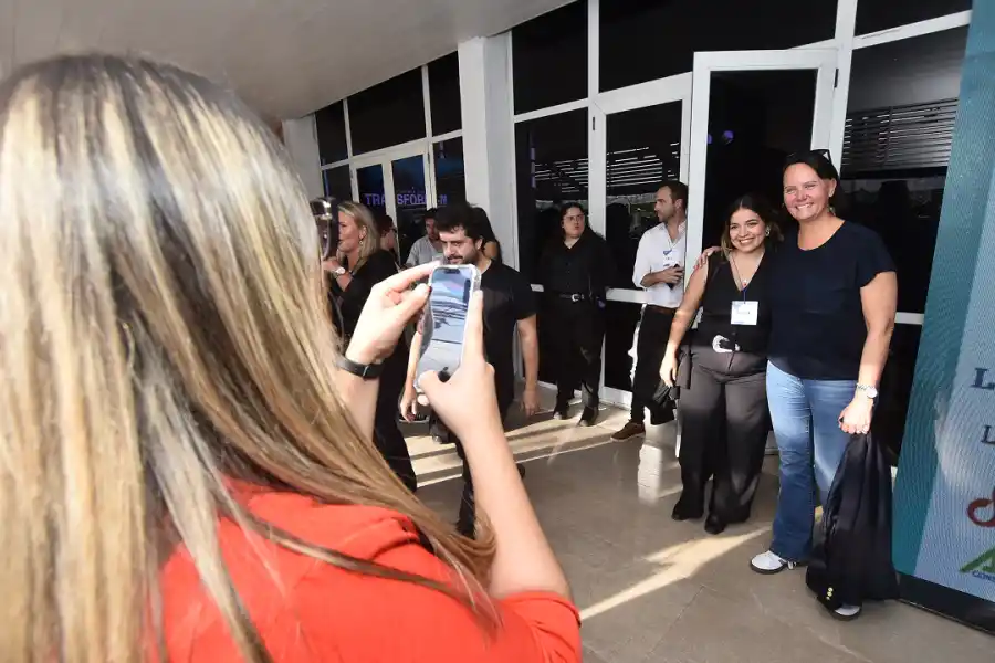 FAN. Noelia posó con su modelo a seguir en creación de contenido, Patricia Jebsen. / OSVALDO RIPOLL, LA GACETA