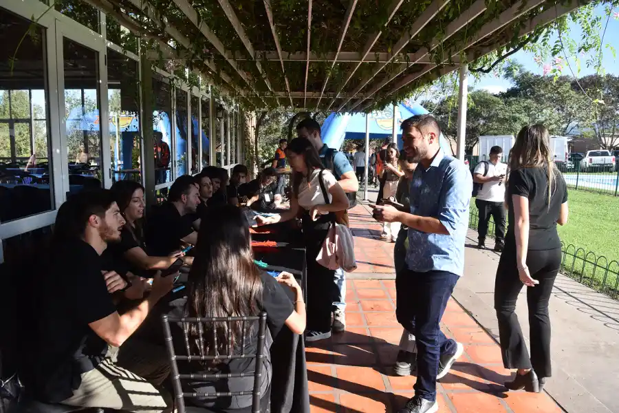 UNA GRAN ESPERA. Desde las 16 horas comenzaron las acreditaciones de los jóvenes, líderes y empresarios. / OSVALDO RIPOLL, LA GACETA