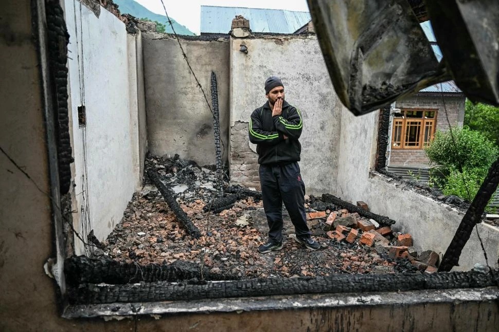 DESTRUCCIÓN. Bombas paquistaníes sorprendieron a residentes de la villa india de Salamabad, durante la noche. 