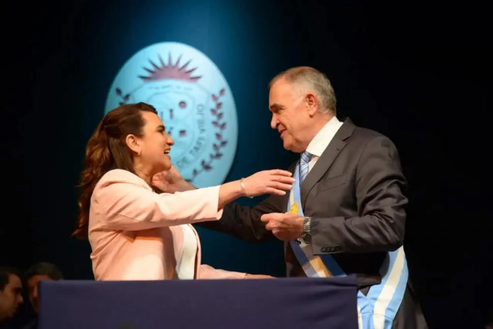 OTROS TIEMPOS. El gobernador, Osvaldo Jaldo, en el acto de jura de la intendenta de Tafí Viejo, Alejandra Rodríguez, el 1 de noviembre de 2023.