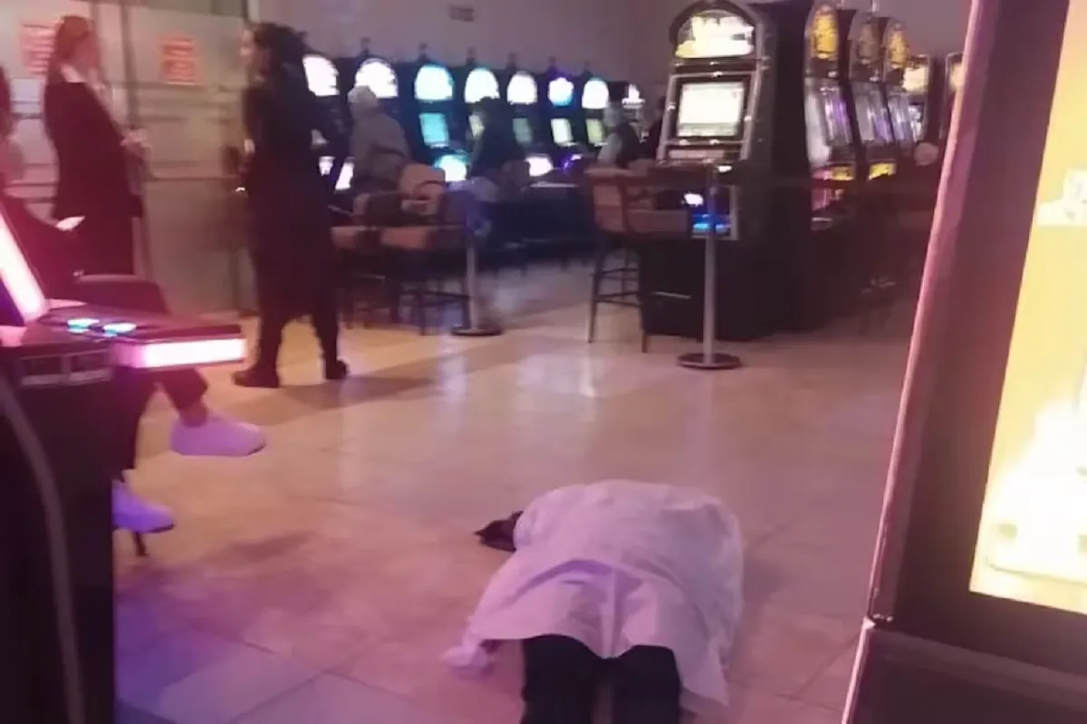 Una mujer murió en un bingo y los jugadores siguieron apostando al lado del cadáver