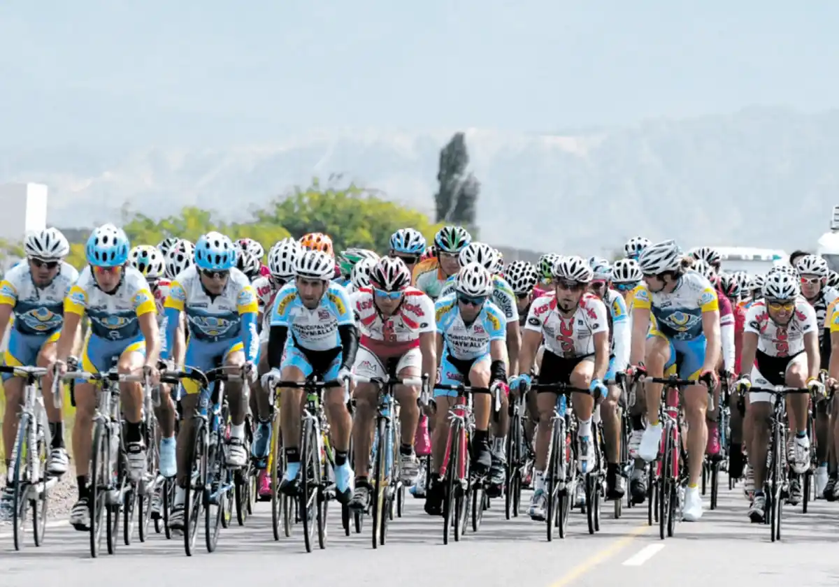 EN CARRERA. Argiró en el pelotón (sexto desde la izquierda).