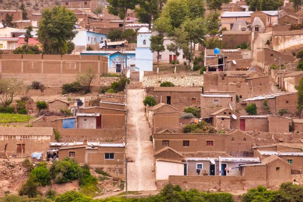 El pueblo que estuvo aislado hasta hace pocos años ahora es uno de los mejores destinos del mundo