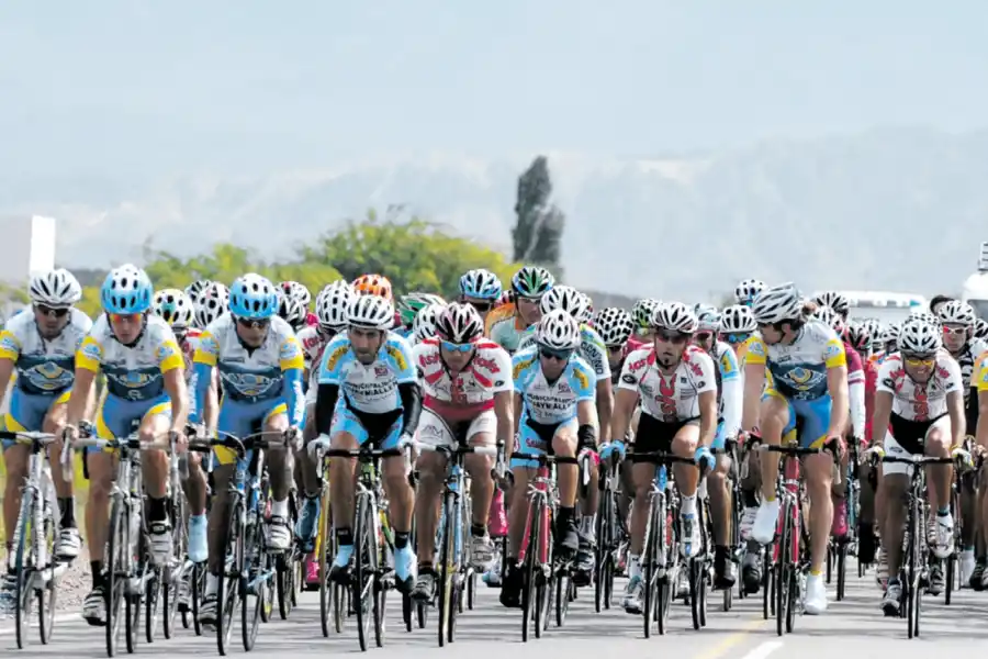 EN CARRERA. Argiró en el pelotón (sexto desde la izquierda).