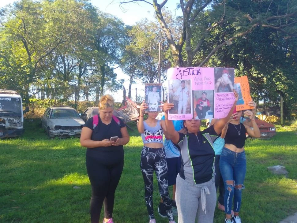 PROTESTA. Los familiares de Herrera protestaron en la comisaría.