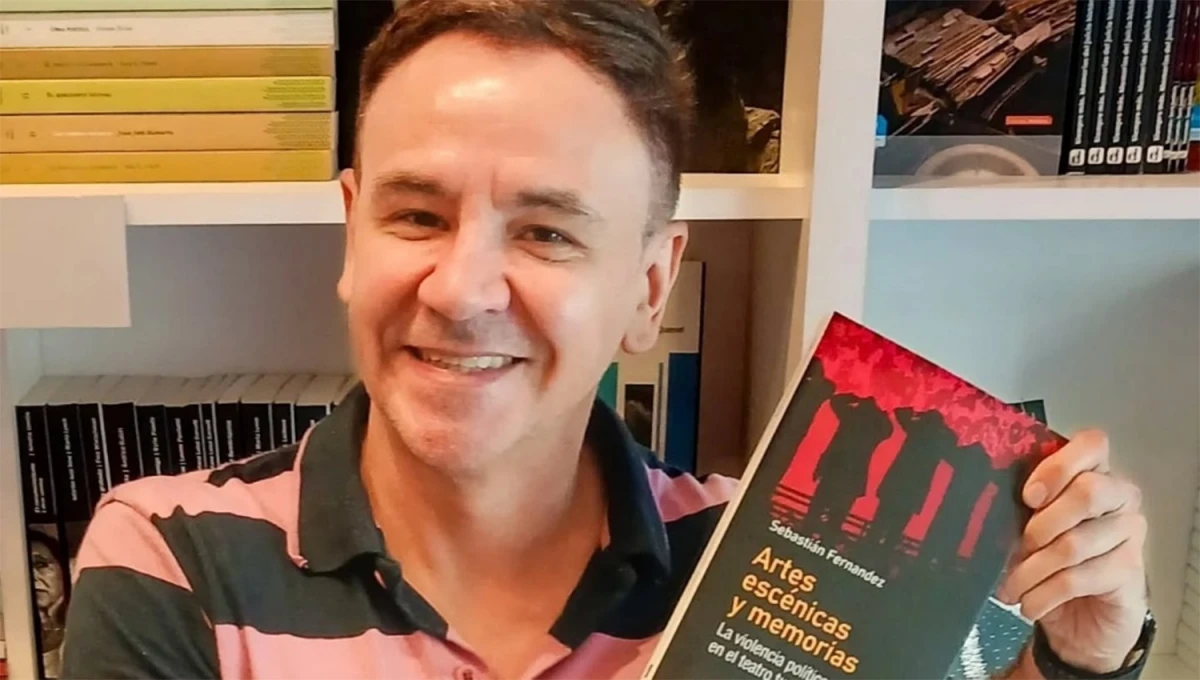 EL AUTOR Y SU LIBRO. La producción de Sebastián Fernández, “Artes escénicas y memorias: La violencia política en el teatro tucumano”, integra la colección “Memorias en conflicto”, de la Edunt.