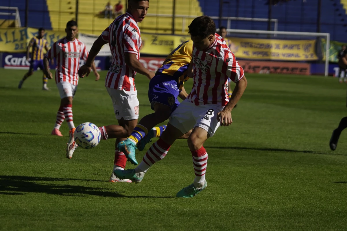 BAJOS RENDIMIENTOS. San Martín perdió muchas pelotas en la mitad de la cancha y lo pagó caro.