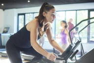 Cuánto tiempo hay que usar la bicicleta fija para adelgazar, según expertos