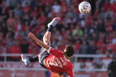 Así fue la impresionante chilena de Santiago Montiel para darle la clasificación a Independiente