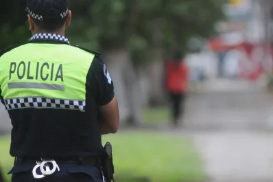 Dos hombres fueron detenidos cuando efectuaban disparos contra un domicilio