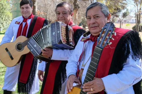 Es cantante, forma parte de las Voces de Orán y disfruta de su pasión por las bochas