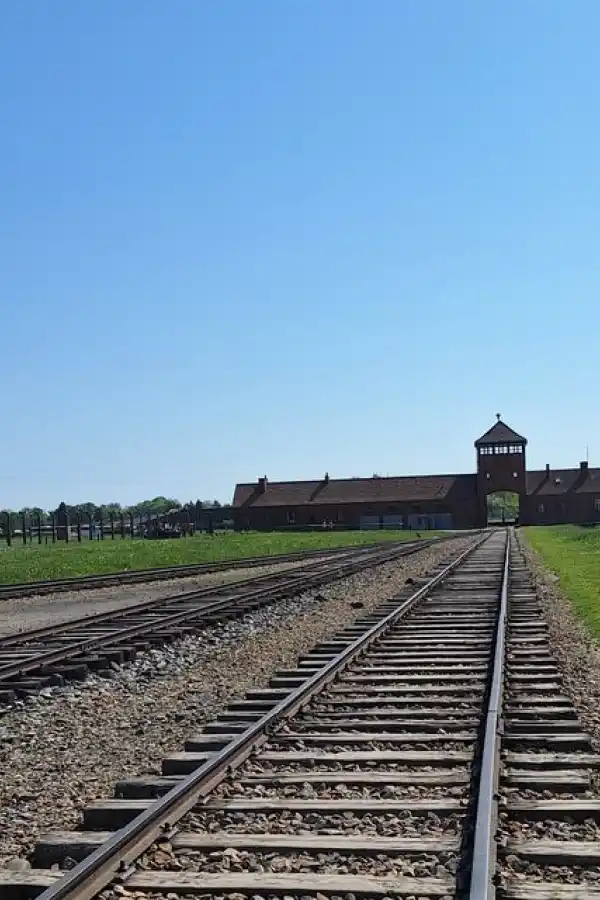 EXTERMINIO. Por estas vías circulaba el tren con los prisioneros.