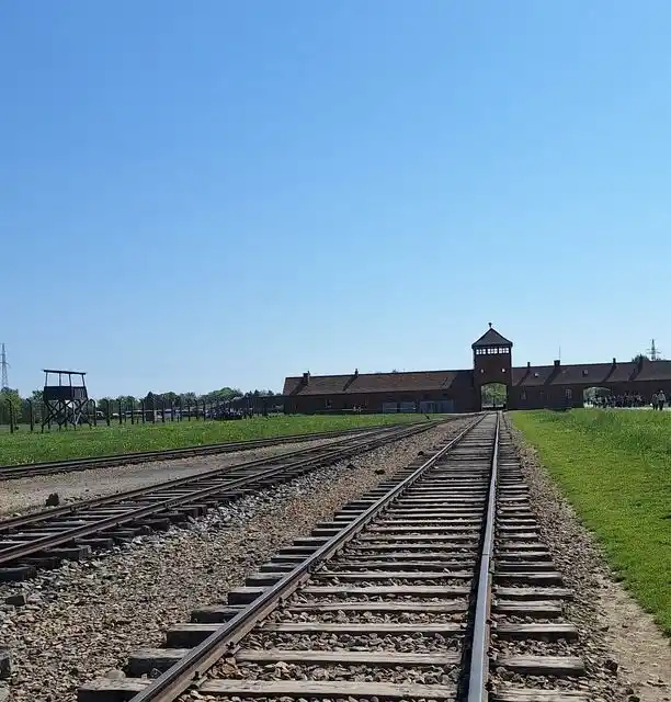 EXTERMINIO. Por estas vías circulaba el tren con los prisioneros.