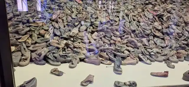 ZAPATOS. La gente debía desvestirse al ingresar a las cámaras de gas.