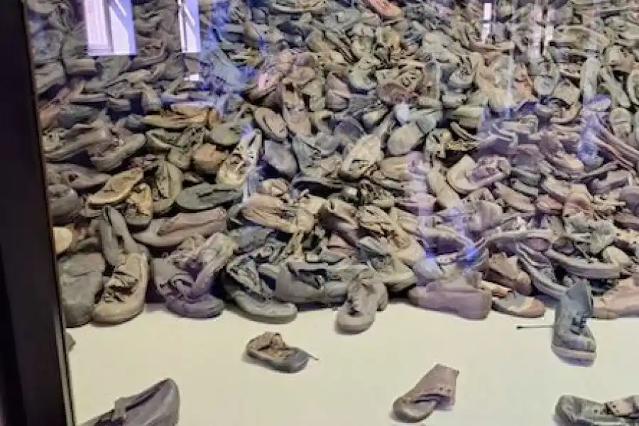 ZAPATOS. La gente debía desvestirse al ingresar a las cámaras de gas.